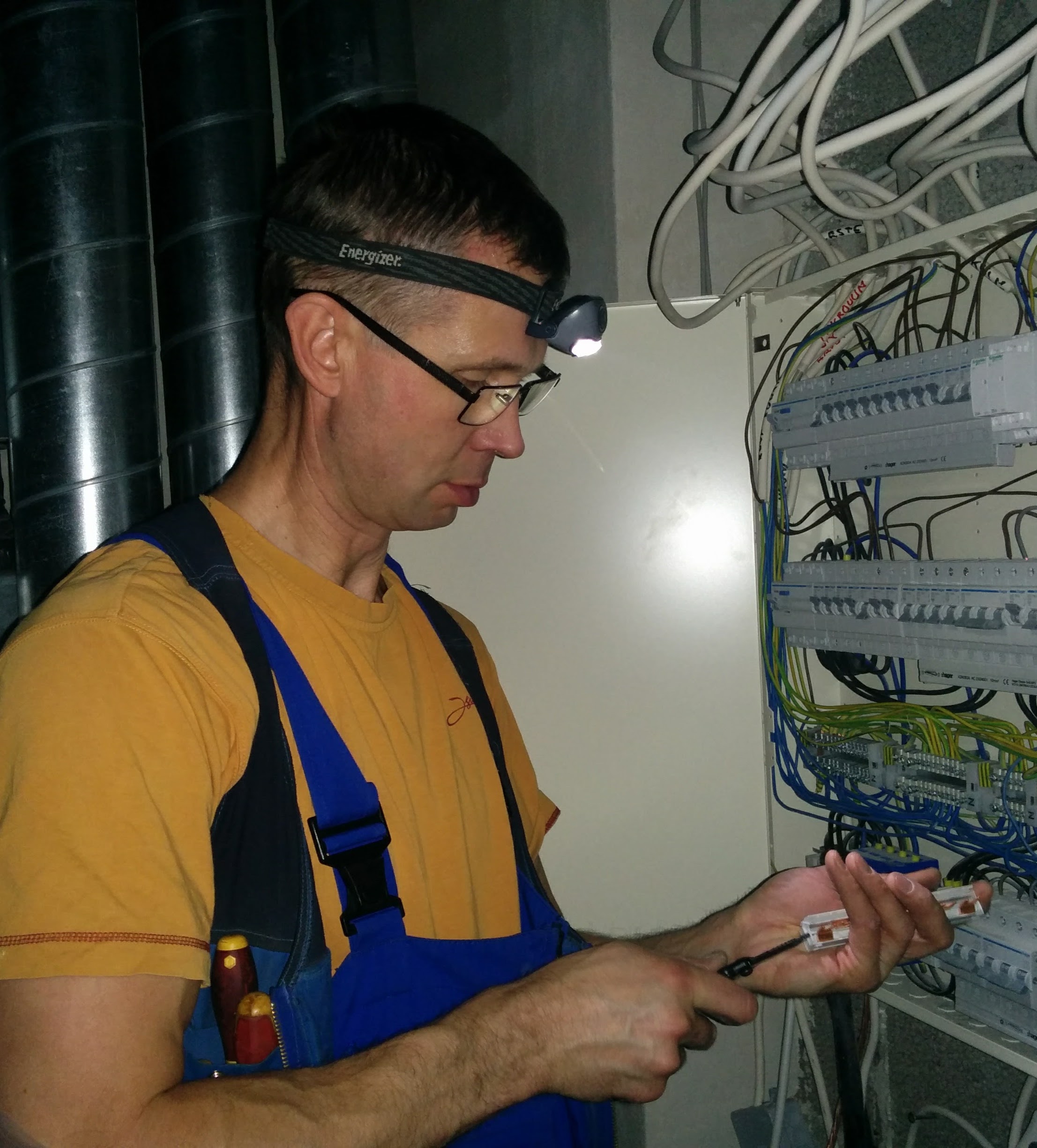 Riho Tauts - elektritööd, elektrikilbi koostamine, elektrialane nõustamine, elektripaigaldiste inspekteerimine - RikentEL